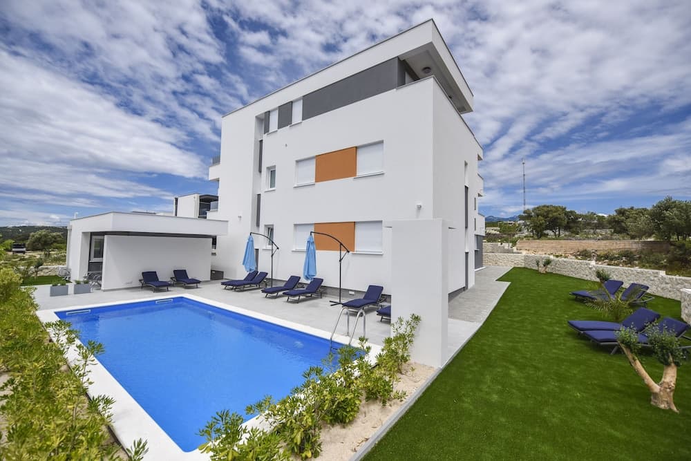 Pool Apartments & Rooms Mare