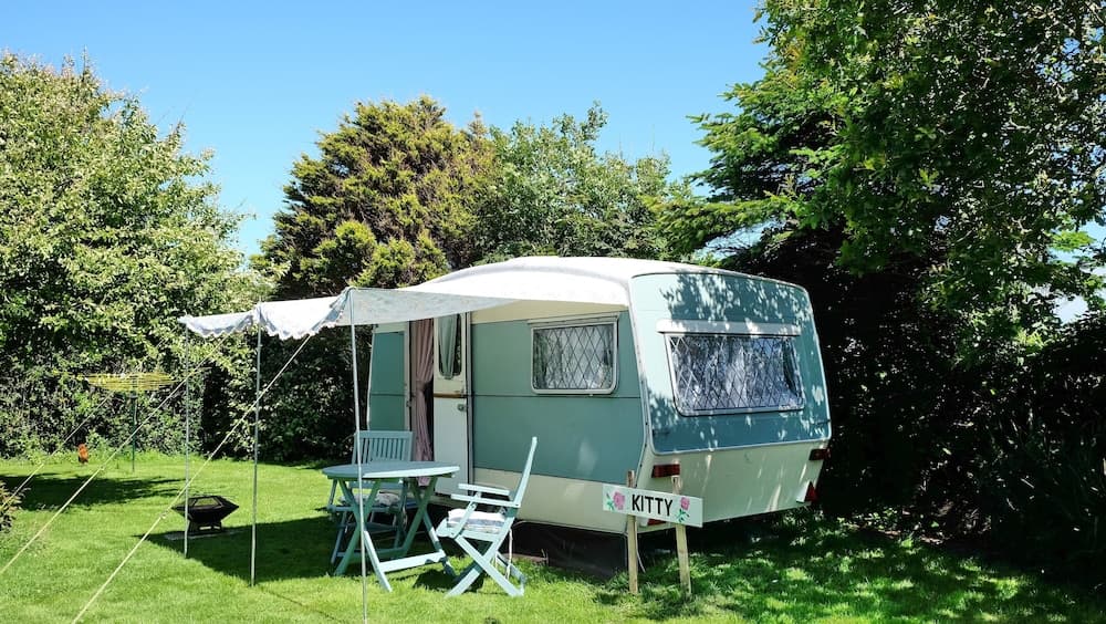 Kitty Unique 60s Caravan set in Pretty Garden