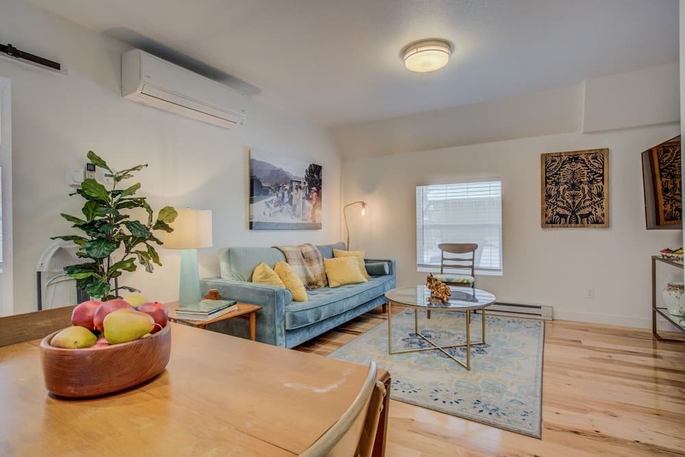 1BR Downtown Urbanitydining, Drink, Cafes & Escape