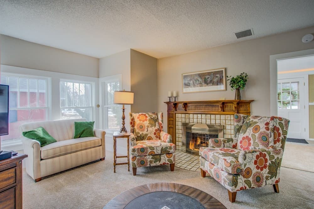 5brmonument Historic Charmminutes To Hiking