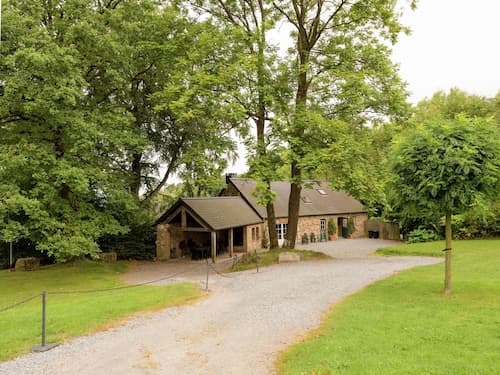 Glorious Holiday Home in Wéris with Hot Tub
