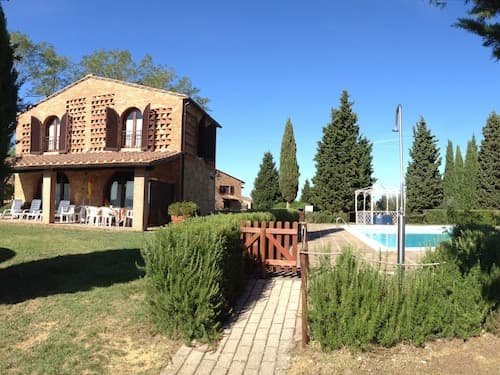 Romola Retreat: Tuscan Escape