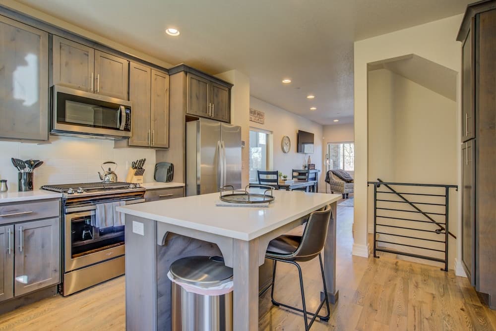Downtown Skyline Rooftop Patio Modern Townhome