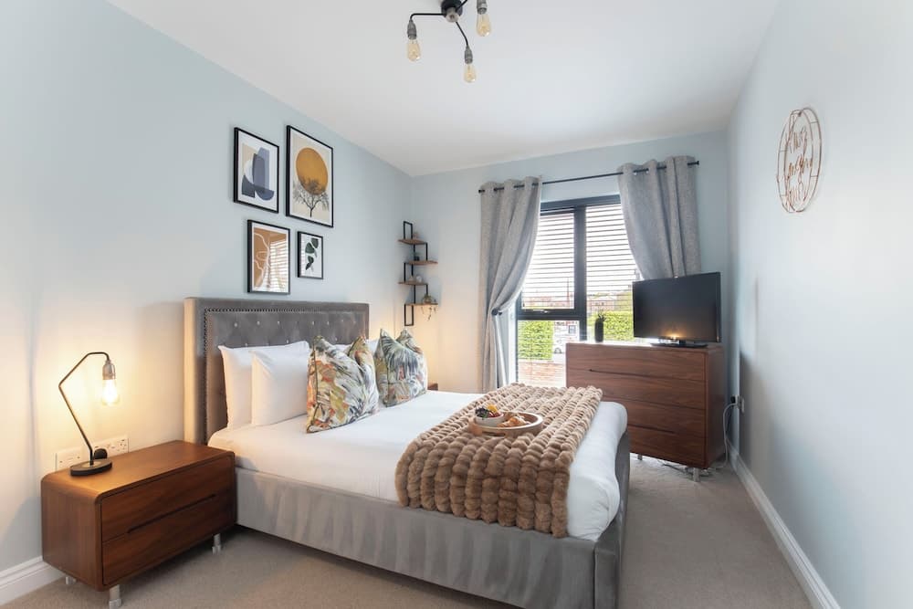 Elliot Oliver -Stylish 2 Bedroom Apartment With Parking In The Docks