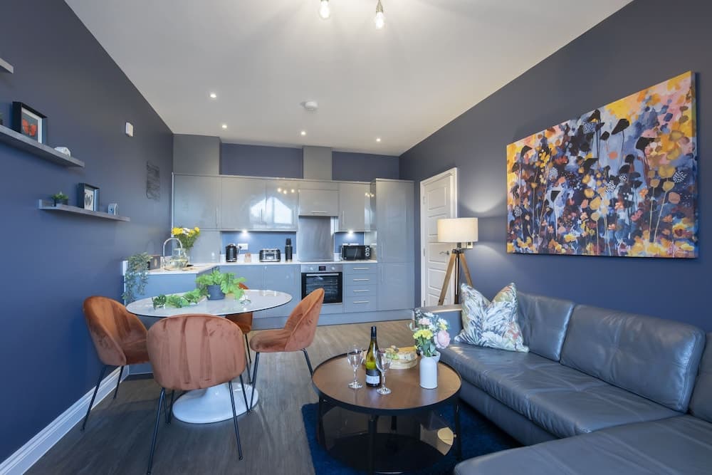 Elliot Oliver - Loft Style 2 Bedroom Apartment With Parking In The Docks