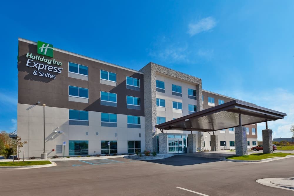Holiday Inn Express & Suites Cedar Springs – Grand Rapids N by IHG