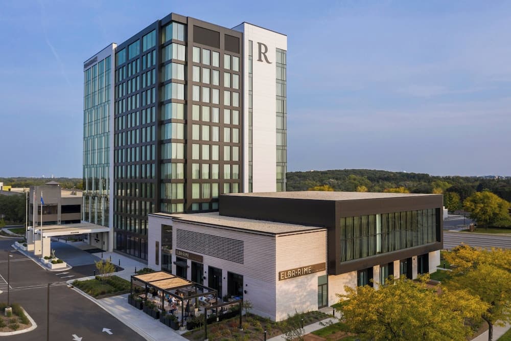 Renaissance Milwaukee West Hotel