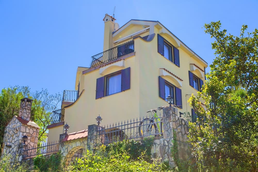 Konaklama yerinin ön cephesi