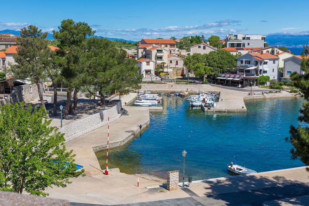 Konaklama yerinin ön cephesi - akşam/gece