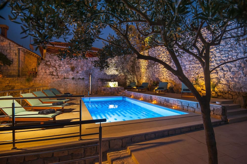 California Apartments II