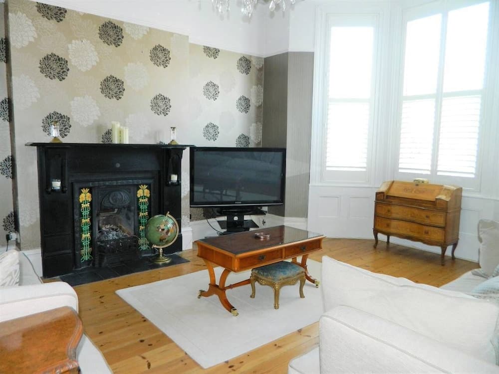 Period Home - Charming Features - 1 Mile From Hoe