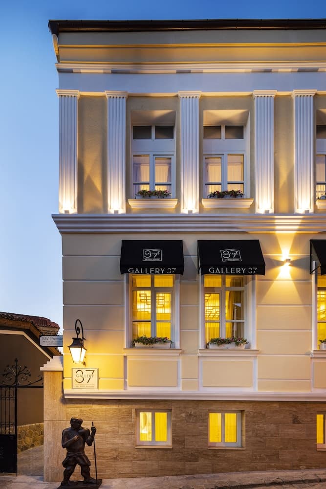 Gallery 37 Powered by ASTON