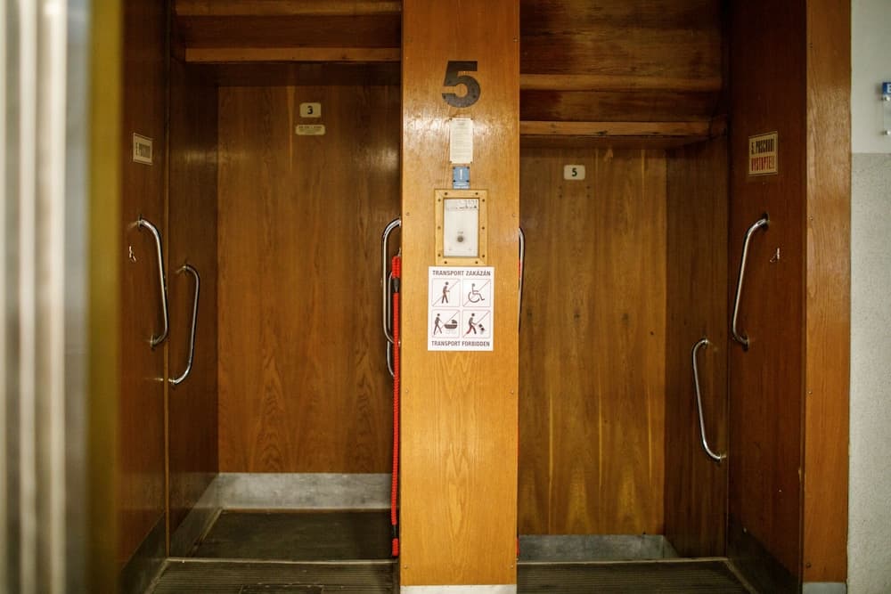 İç mekân girişi