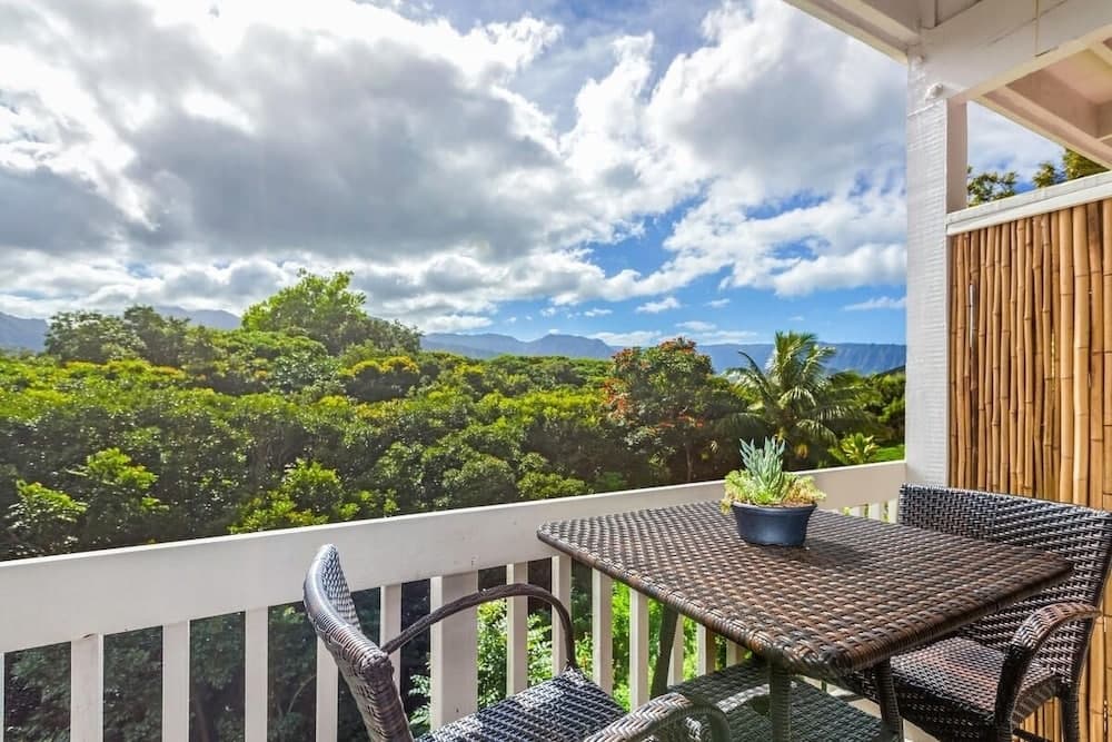 Hale Moi 112b, Queen Bed, Breakfast Bar, Lanai, Ac, Sunsets 1 Bedroom Condo by RedAwning