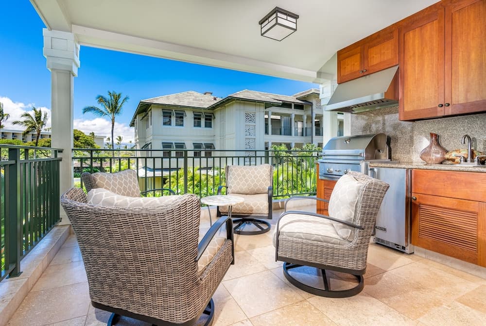 Kolea Circle #16e 2 Bedroom Condo by RedAwning