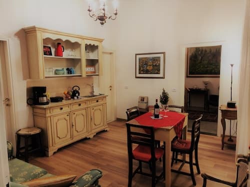 Golden Authentic Florentine Gem, Perfect Location