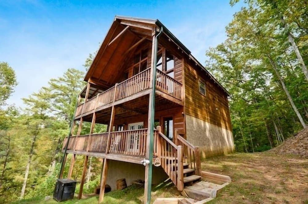 Games With A View 3 Bedroom Cabin by RedAwning