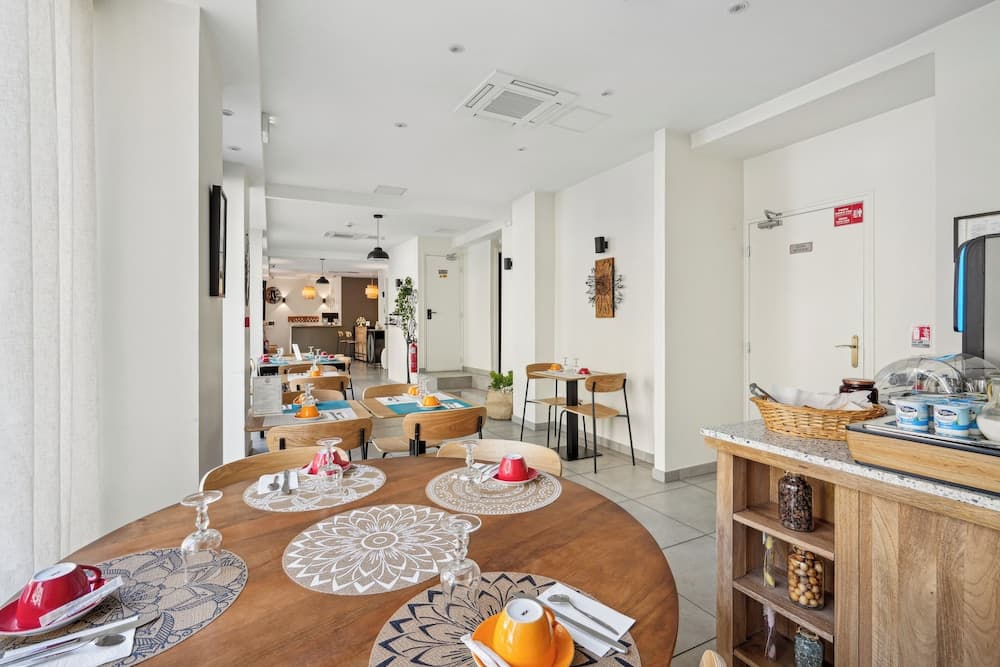 Hotel Le National Clichy Paris