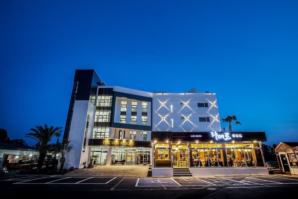 Konaklama yerinin ön cephesi - akşam/gece