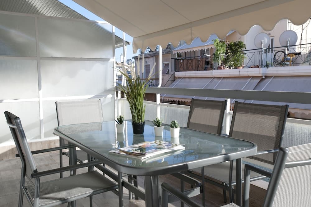 Kolonos - A Renovated Apartment