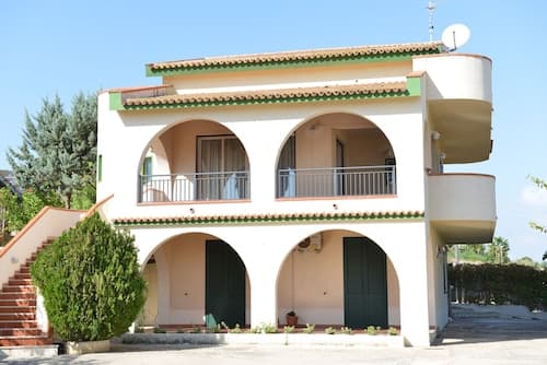 Apartment In Villa Near The Sea