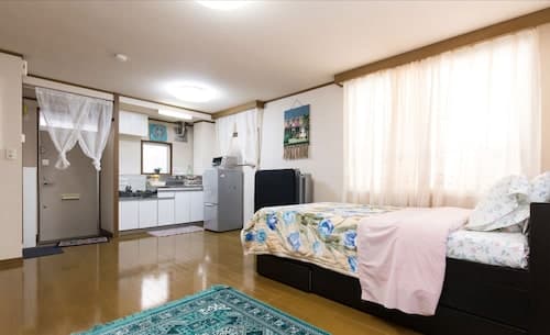 Centrally Located Deluxe Furnished.4