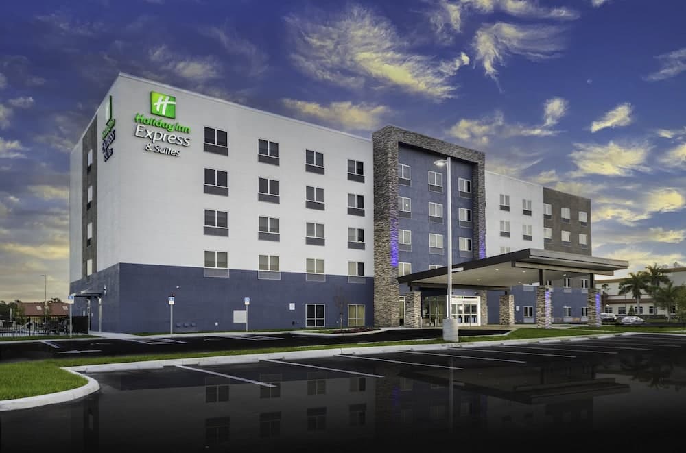 Holiday Inn Express & Suites Fort Myers Airport by IHG