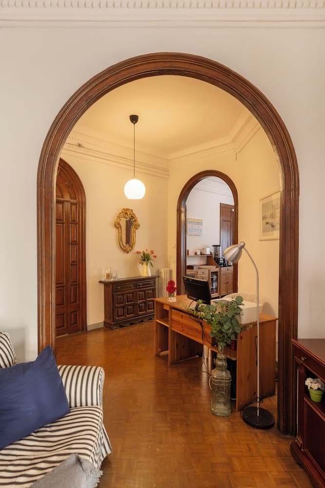 Ally's Guest House Barcelona B&B