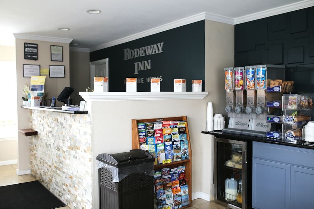 Rodeway Inn Near University-Gateway to Yosemite