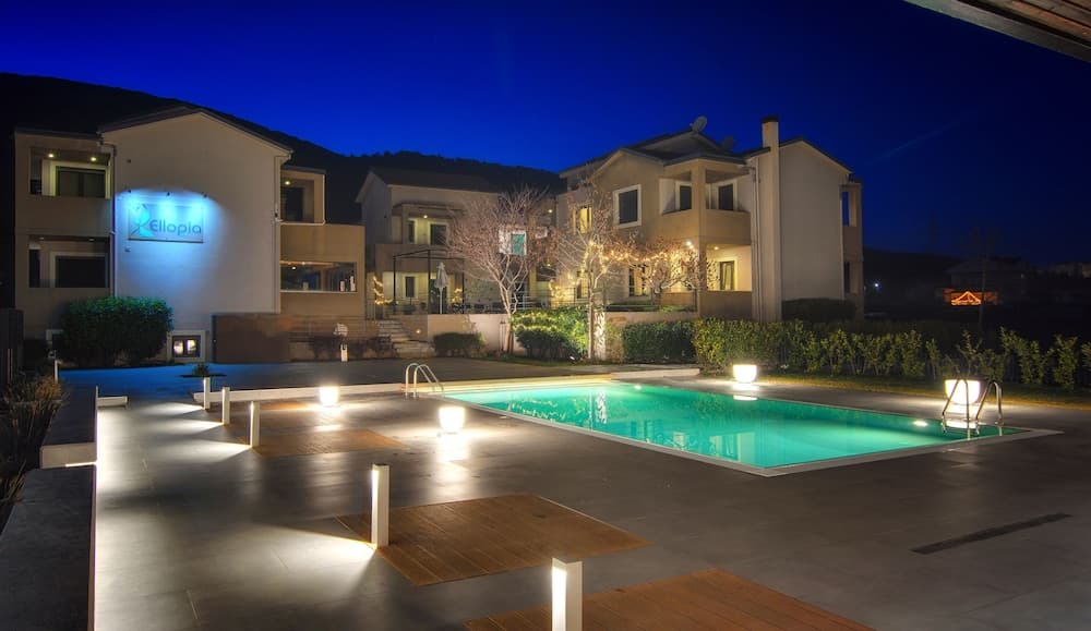 Konaklama yerinin ön cephesi - akşam/gece