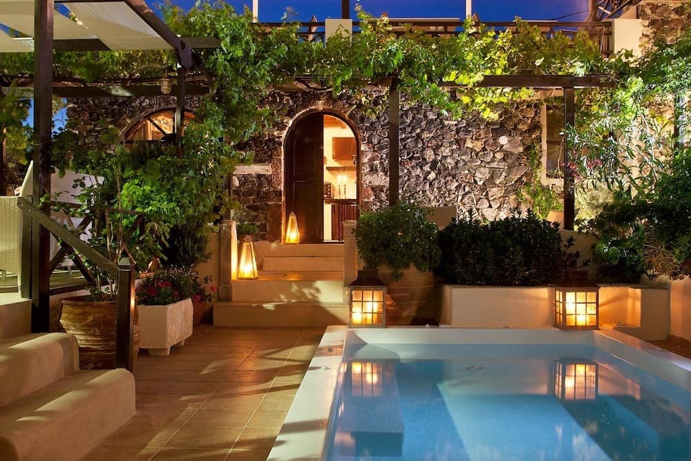 Lava Suites and Lounge