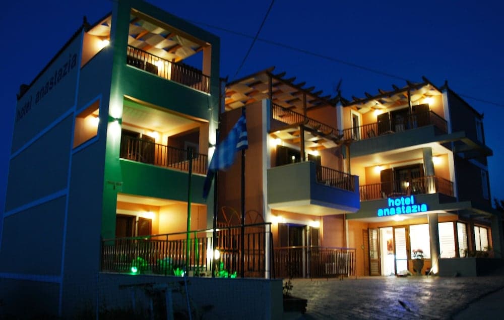 Konaklama yerinin ön cephesi - akşam/gece