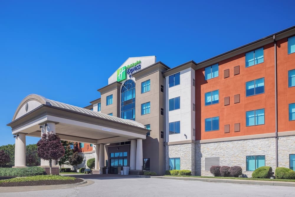 Holiday Inn Express and Suites Kansas City Airport by IHG