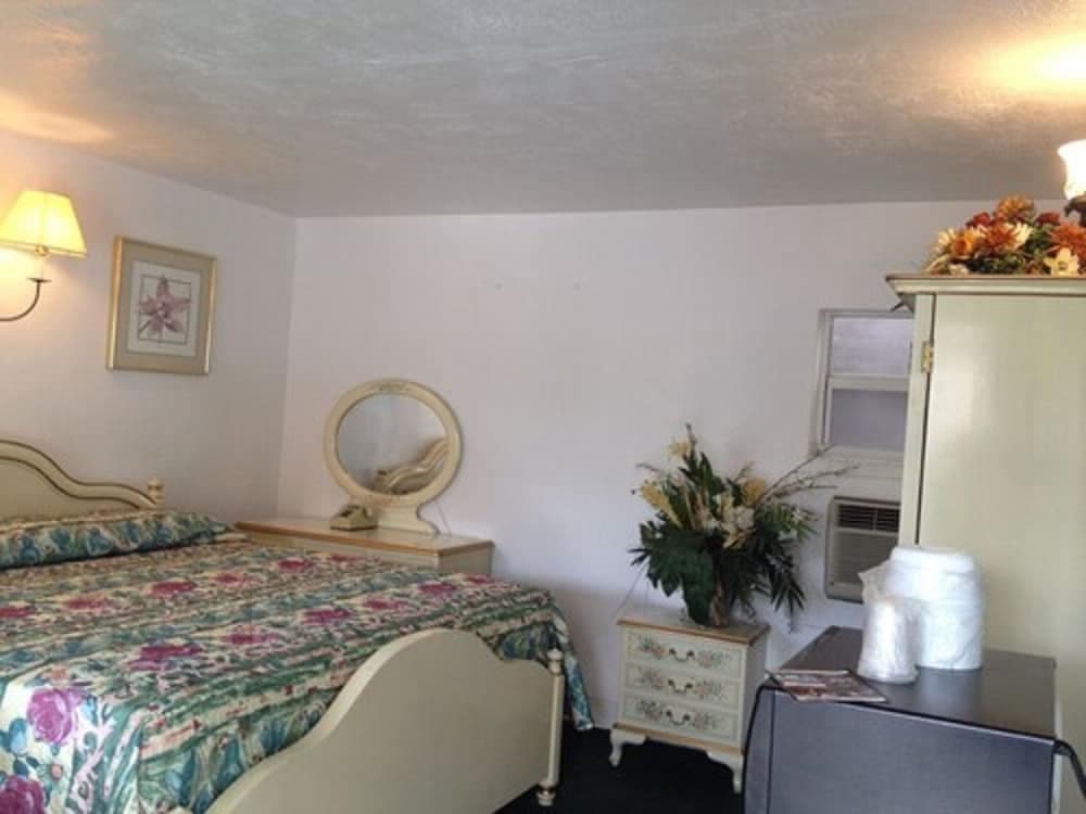 Three Oaks Motel