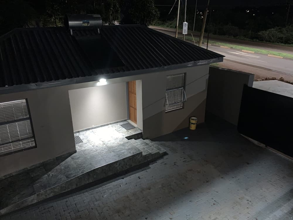 Konaklama yerinin ön cephesi - akşam/gece