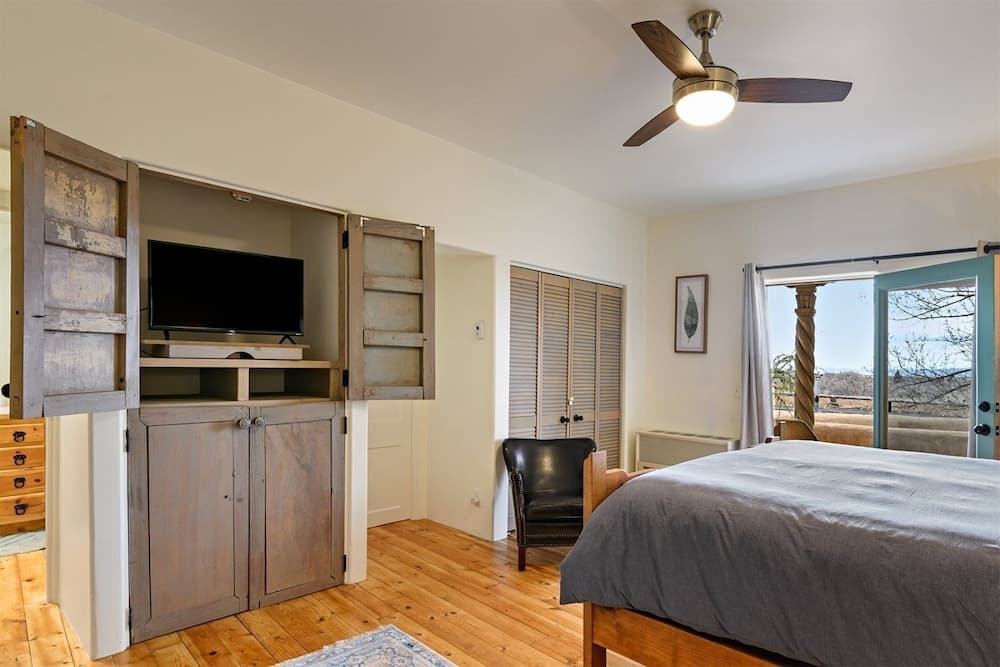 Casa Azul - Hilltop Gem, Authentic Santa Fe Style