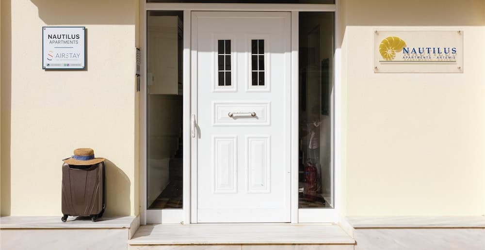 Nautilus Apartments Airport by Airstay