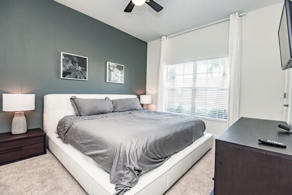 4 Bedroom 3 Bathroom Townhome w Pool