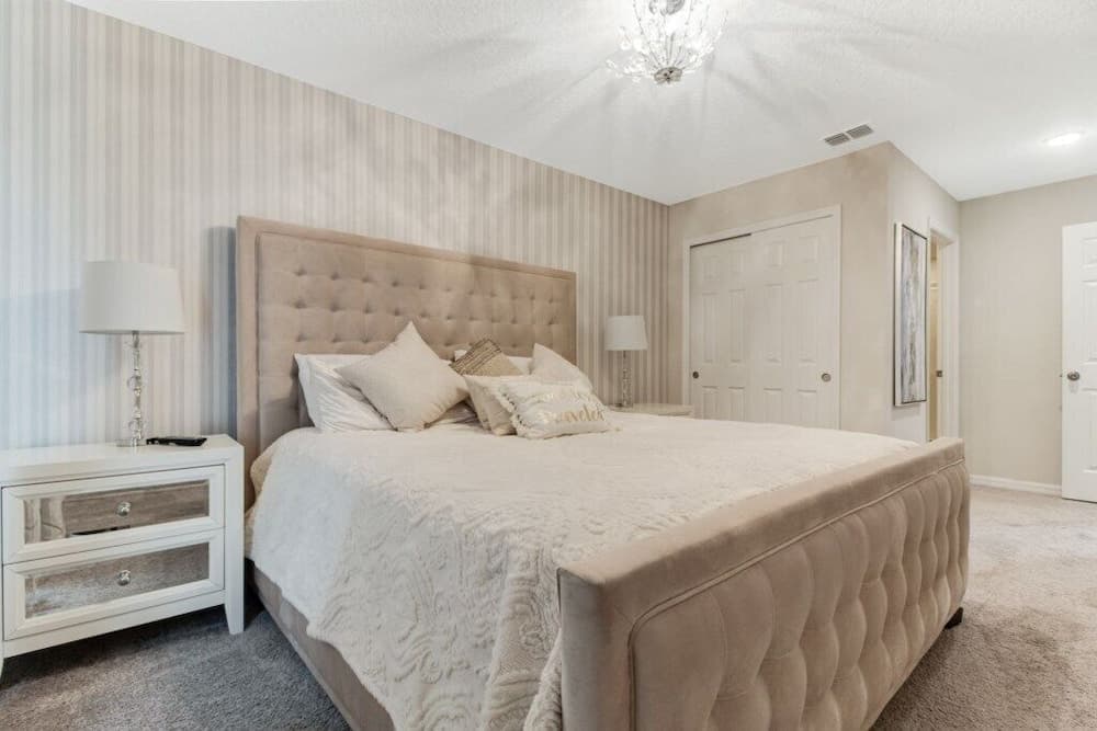 Incredible 5 bed 4 Bath With Private Pool 1598