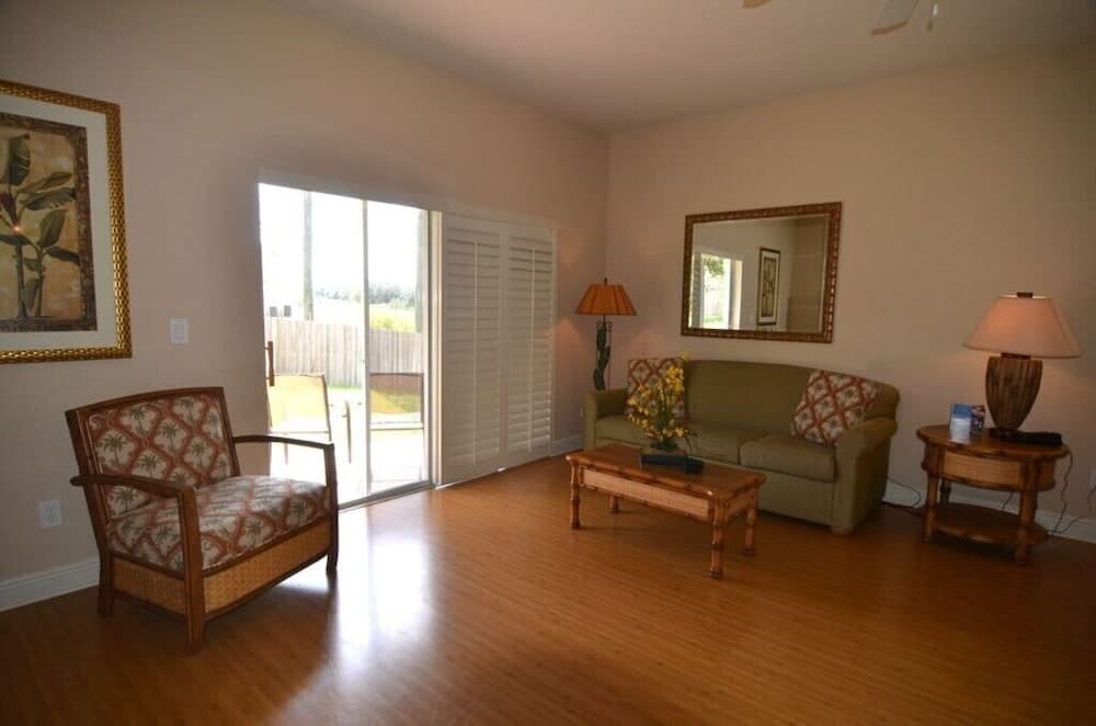 3500cal Stunning Town Home In Regal Plams