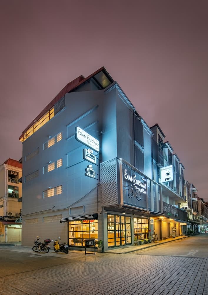Siam Subway Hostel and Café