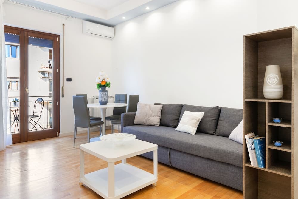 Bright flat next to the Vomero