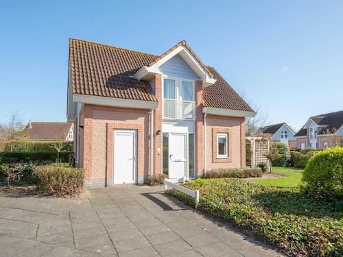 Detached Well-kept Villa With Garden, Near the Beach