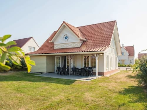 Detached Villa With Four Bathrooms Near the Sea