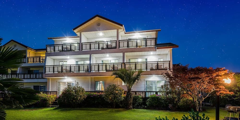 Konaklama yerinin ön cephesi - akşam/gece