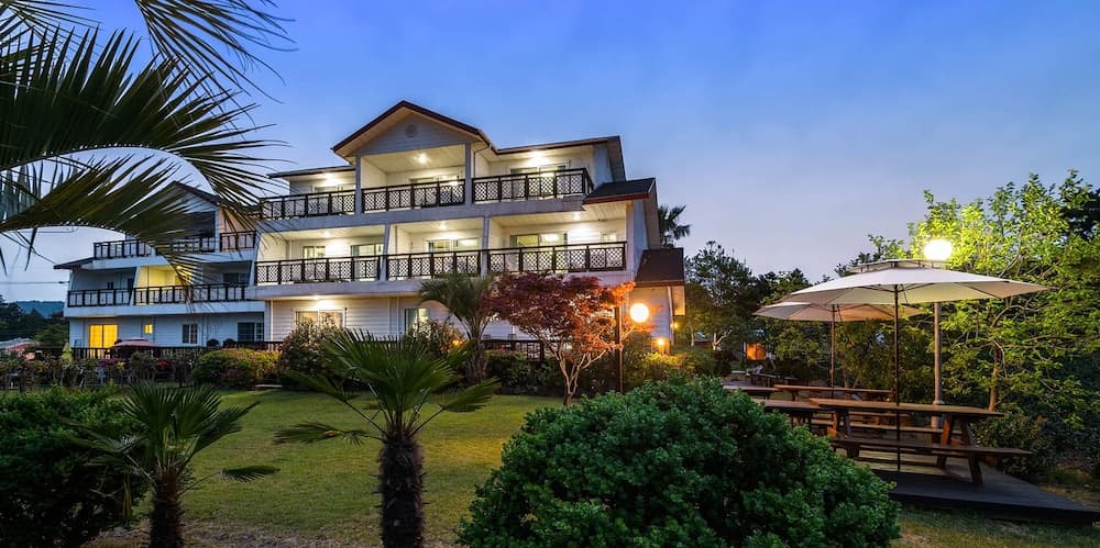 Konaklama yerinin ön cephesi - akşam/gece