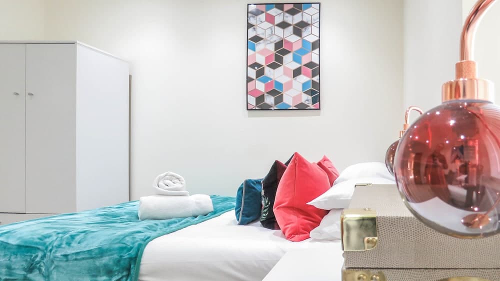 Tudors eSuites Birmingham Townhouse Private Garden Free Parking