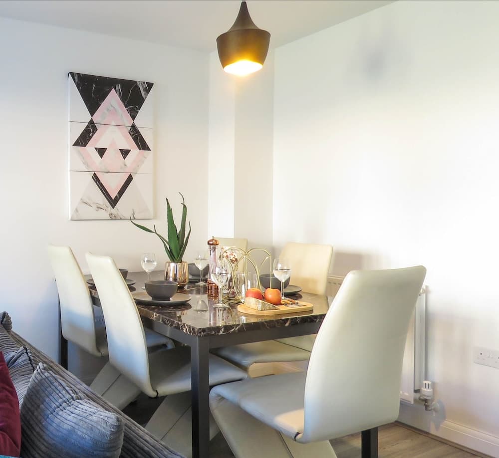 Tudors eSuites Birmingham House with Private Garden Free Parking