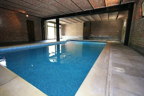 Mansion With Pool, Neblon