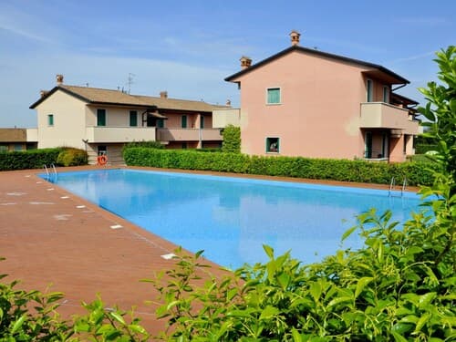 Residence and Quiet Residence With Pool, Near the Lake
